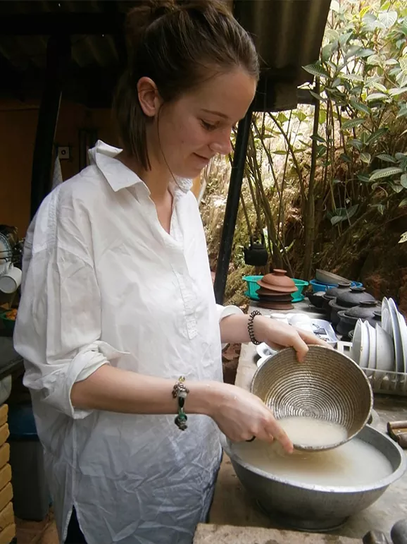 preparing rice by a tourist